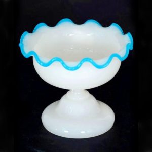 FRUTEIRA EM OPALINA DE BACCARAT AZUL E BRANCA